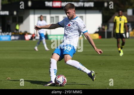 Barrow's Ben Jackson kreuzt einen Ball während des Spiels der Sky Bet League 2 zwischen Harrogate Town und Barrow in der Wetherby Road, Harrogate am Samstag, den 31. August 2024. (Foto: Michael Driver | MI News) Credit: MI News & Sport /Alamy Live News Stockfoto