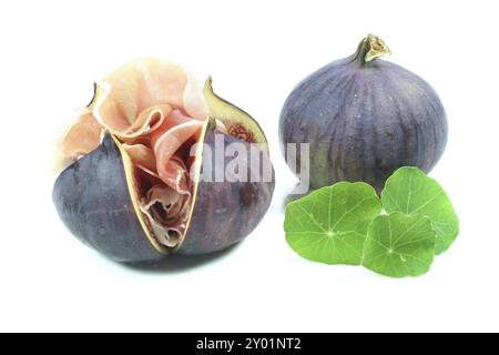 Feigen mit Serrano-Schinken und Kapuzinerkresse auf weißem Hintergrund Stockfoto