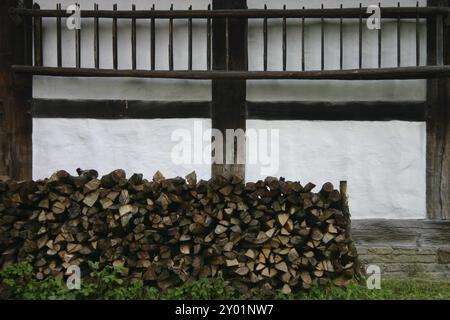 Holzleiter und Holzhaufen vor einem Fachwerkhaus Stockfoto