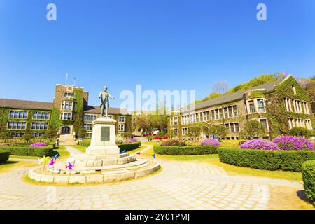 Ivy-überdachte Backsteingebäude umgeben das Quadrat mit der Horace Grant Underwood-Statue an der ehrwürdigen Yonsei University in Sinchon, Seoul, Südkorea. Horizo Stockfoto