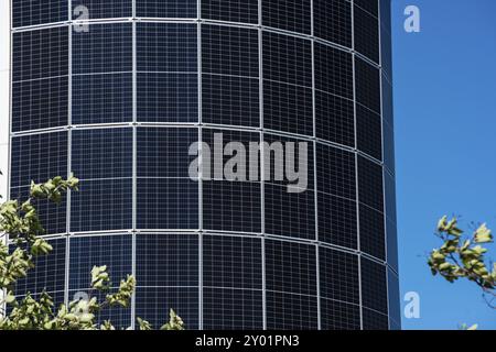 Sonnenkollektoren auf der Außenseite eines großen Tanks montiert Stockfoto