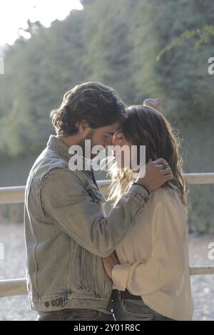 KATE DEL CASTILLO und MAXI IGLESIAS in VOVER A CAER (2023) -Originaltitel: VOLVER A CAER-, Regie: HARI SAMA. Beschreibung: Endemol Shine Boomdog/Cholawood Productions/Pantaya/Album Stockfoto