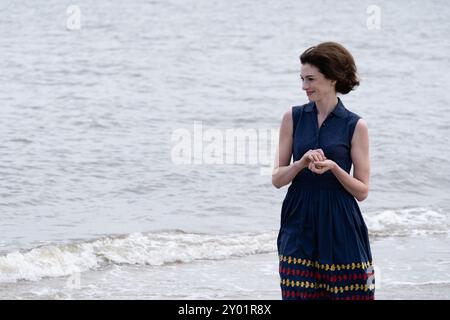 ANNE HATHAWAY in MOTHER's INSTINCT (2024), Regie: BENOIT DELHOMME. Beschreibung: Freckle Films/ACE/Mosaic Media Group/versus Produktion/Album Stockfoto