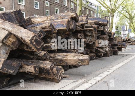 Baustelle einer Straßenbahnlinie, Gleise und Bahnschwellen werden ersetzt und liegen gestapelt auf der Straße, Düsseldorf, Deutschland, Europa Stockfoto