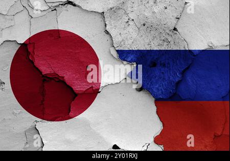 Flaggen von Japan und Russland auf gerissene Wand gemalt Stockfoto