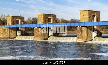 Ruhrwehr, Brücke über die Ruhr in Duisburg, Nordrhein-Westfalen, Deutschland, Europa Stockfoto