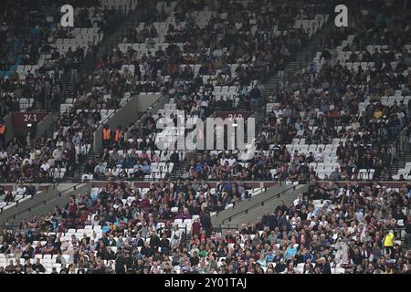 London, Großbritannien. 31. August 2024. West Ham-Fans verlassen früh während des Spiels West Ham gegen Manchester City, Premier League im London Stadium Stratford. Dieses Bild ist NUR für REDAKTIONELLE ZWECKE bestimmt. Für jede andere Verwendung ist eine Lizenz von Football DataCo erforderlich. Quelle: MARTIN DALTON/Alamy Live News Stockfoto