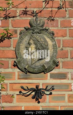 Gedenkschild zu Ehren von Peter 1 an der Wand des Königsberger Doms. Kaliningrad, Russland, Europa Stockfoto