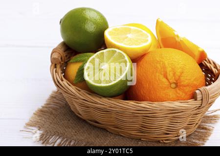 Korb von Zitrusfrüchten auf weißem Holz Hintergrund Stockfoto