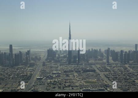 Foto der Skyline von Dubai mit dem berühmten Burj Khalifa aus einem Wasserflugzeug Stockfoto