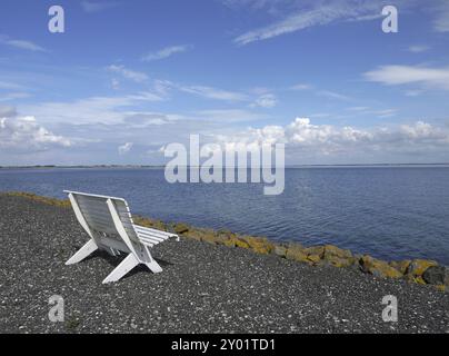 Ein Ort in der Sonne mit Blick auf den Limfjord Stockfoto