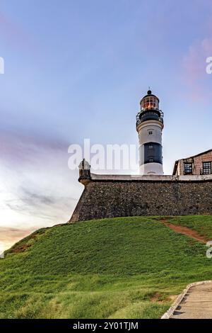 Turm der historischen und berühmten Festung Farol da Barra in der All Saints Bay in Salvador, Bahia, Brasilien, Südamerika Stockfoto