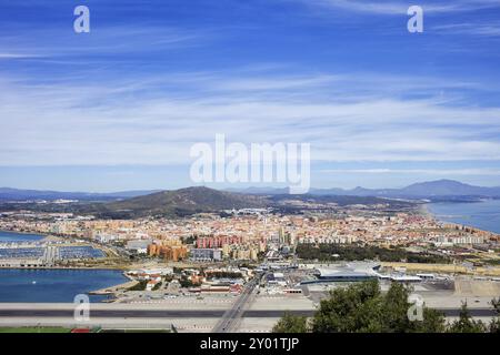 Küstenstadt La Linea de la Concepcion in der Provinz Cadiz, Andalusien, Spanien, Start- und Landebahn des Flughafens Gibraltar, südliche Iberische Halbinsel, Europa Stockfoto