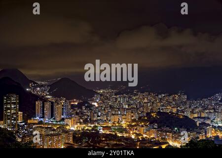 Nacht Blick von oben in der Nachbarschaft Botafogo in Rio de Janeiro mit den Lichtern der Stadt, die Hügel und die Slums beleuchtet in einer Sommernacht Stockfoto