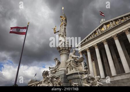 Österreich, Stadt Wien, griechische Göttin Athena Statue, Pallas Athene Brunnen vor dem österreichischen Parlamentsgebäude, Europa Stockfoto