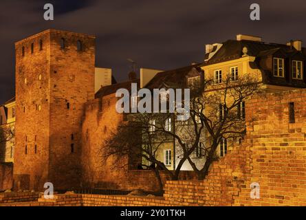 Stadtmauerbefestigung und Häuser bei Nacht in der Altstadt von Warschau in Polen Stockfoto