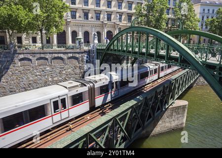 Österreich, Stadt Wien, Zollamtssteg-Brücke und U-Bahn-Zug auf der Zollamtsbrücke über den Fluss Wien, Europa Stockfoto