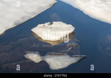 Eisschollen in einem Bergsee, Moskenesoya, Lofoten, Nordland, Norwegen, März 2015, Europa Stockfoto