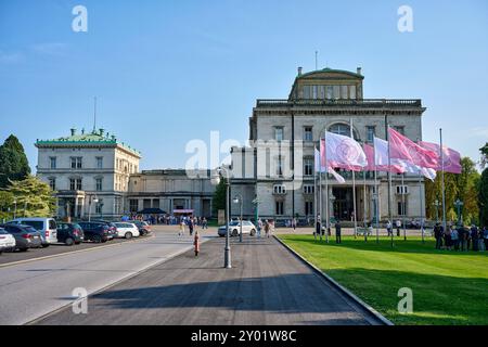 Die Villa Hügel beflagt mit rosa und weißen Flaggen mit dem Krupp Emblem. Es findet eine Veranstaltung statt die gut besucht ist. Die Flaggen wehen im Stockfoto