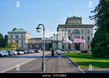 Die Villa Hügel beflagt mit rosa und weißen Flaggen mit dem Krupp Emblem. Es findet eine Veranstaltung statt die gut besucht ist. Die Flaggen wehen im Stockfoto