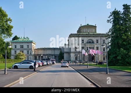 Die Villa Hügel beflagt mit rosa und weißen Flaggen mit dem Krupp Emblem. Es findet eine Veranstaltung statt die gut besucht ist. Die Flaggen wehen im Stockfoto