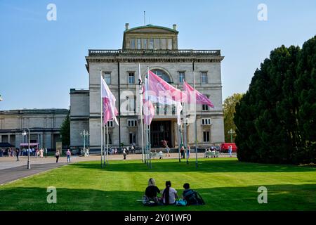 Die Villa Hügel beflagt mit rosa und weißen Flaggen mit dem Krupp Emblem. Es findet eine Veranstaltung statt die gut besucht ist. Die Flaggen wehen im Stockfoto