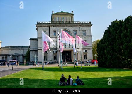 Die Villa Hügel beflagt mit rosa und weißen Flaggen mit dem Krupp Emblem. Es findet eine Veranstaltung statt die gut besucht ist. Die Flaggen wehen im Stockfoto