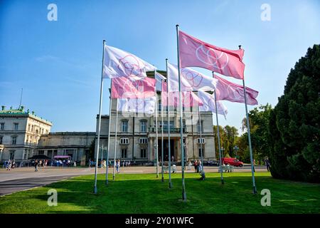 Die Villa Hügel beflagt mit rosa und weißen Flaggen mit dem Krupp Emblem. Es findet eine Veranstaltung statt die gut besucht ist. Die Flaggen wehen im Stockfoto