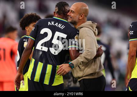 London Stadium, London, Großbritannien. 31. August 2024. Premier League Football, West Ham United gegen Manchester City; Manchester City Manager PEP Guardiola feiert den Sieg 1-3 mit Manuel Akanji Credit: Action Plus Sports/Alamy Live News Stockfoto