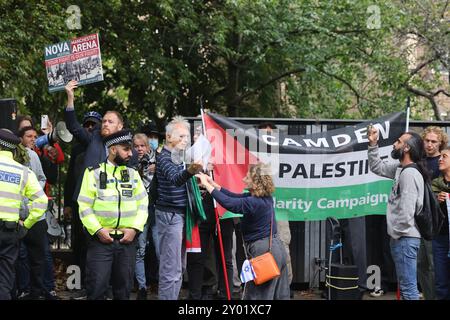 London, UK, 31. August 2024. Die Kampagne Camden Palestine Solidarity marschierte zum Sadler's Wells Theatre als Teil einer britischen Veräußerung zum Palestine Day. Seit Oktober 2023 ist Sadler's Wells zunehmend Kritik an der Ethik seiner Finanzierungsbeziehung mit Barclays ausgesetzt, da behauptet wird, die Bank investiere in israelische Rüstungsunternehmen. Pro-israelische Unterstützer stießen mit der Gruppe zusammen, als die Polizei dafür sorgte, dass Frieden gewahrt wurde. Kredit : Monica Wells/Alamy Live News Stockfoto
