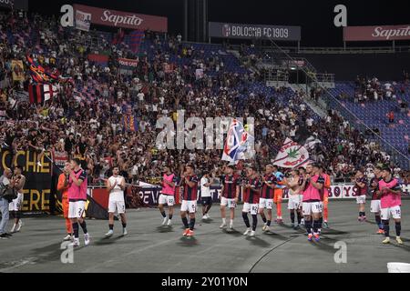Bologna, Italien. 31. August 2024. Die Spieler von Bologna begrüßen die Fans am Ende des Spiels der Serie A Enilive 2024/2025 zwischen Bologna und Empoli - Serie A Enilive im Renato DallÕAra Stadion - Sport, Fußball - Bologna, Italien - Samstag, 31. August 2024 (Foto: Massimo Paolone/LaPresse) Credit: LaPresse/Alamy Live News Stockfoto