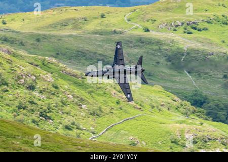 Dolgellau, Wales, Vereinigtes Königreich, 17. Juni 2024: RAF Hawk T2 Jet Trainer Flugzeug Low Level Flug in der Mach Loop, Nordwales Stockfoto