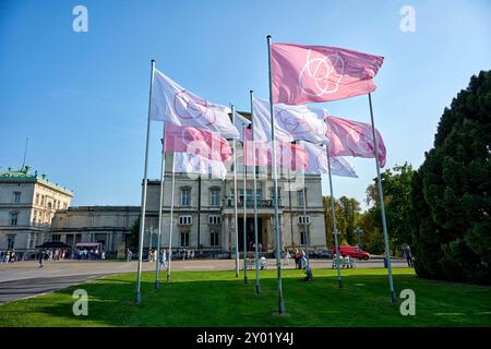 Villa Hügel die Villa Hügel beflagt mit rosa und weißen Flaggen mit dem Krupp Emblem. Es findet eine Veranstaltung statt die gut besucht ist. Die Flaggen wehen im Wind und Menschen laufen herum. Veröffentlichungen nur für redaktionelle Zwecke. Foto: FotoPrensa Essen Bredeny *** Villa Hügel die Villa Hügel ist mit rosa und weißen Fahnen bedeckt mit dem Krupp Emblem es findet eine Veranstaltung statt, die gut besucht ist die Fahnen wehen im Wind und die Menschen laufen herum Publikation nur für redaktionelle Zwecke Foto FotoPrensa Essen Bredeny Stockfoto