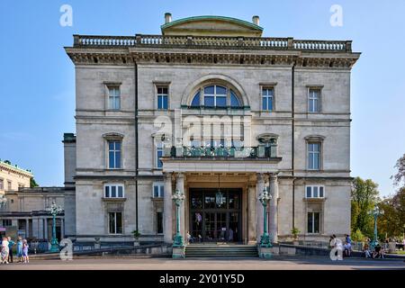 Villa Hügel die Villa Hügel beflagt mit rosa und weißen Flaggen mit dem Krupp Emblem. Es findet eine Veranstaltung statt die gut besucht ist. Die Flaggen wehen im Wind und Menschen laufen herum. Veröffentlichungen nur für redaktionelle Zwecke. Foto: FotoPrensa Essen Bredeny *** Villa Hügel die Villa Hügel ist mit rosa und weißen Fahnen bedeckt mit dem Krupp Emblem es findet eine Veranstaltung statt, die gut besucht ist die Fahnen wehen im Wind und die Menschen laufen herum Publikation nur für redaktionelle Zwecke Foto FotoPrensa Essen Bredeny Stockfoto