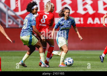 Enschede, Niederlande. 31. August 2024. ENSCHEDE, NIEDERLANDE - AUGUST 31: Lily Yohannes vom AFC Ajax kämpft im niederländischen Super Cup Vrouwen Spiel zwischen dem FC Twente Women und dem AFC Ajax Women am 31. August 2024 in de Grolsch Veste. (Foto von Raymond Smit/Orange Pictures) Credit: Orange Pics BV/Alamy Live News Stockfoto