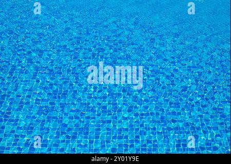 Abstrakte Betrachtung der Grundkaustik von Schwimmbädern mit Rippeln und Strömen auf der Wasseroberfläche. Stockfoto