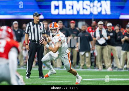 31. August 2024: Clemson Tigers Quarterback Cade Klubnik (2) spielt im dritten Quartal des Aflac Kickoff Game 2024 im Mercedes-Benz Stadium in Atlanta, GA, gegen die Georgia Bulldogs. (Scott Kinser/CSM) Stockfoto