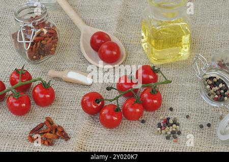 Kirschtomate mit verschiedenen Gewürzen Stockfoto