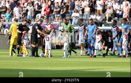 Frankfurt Am Main, Deutschland. 31. August 2024. 31.08.2024, Fussball Bundesliga, Eintracht Frankfurt - TSG 1899 Hoffenheim, emonline, emspor, v.l., Einlauf der Mannschaften DFL/DFB-VORSCHRIFTEN VERBIETEN JEDE VERWENDUNG VON FOTOGRAFIEN ALS BILDSEQUENZEN UND/ODER QUASI-VIDEO. Xdcx Credit: dpa/Alamy Live News Stockfoto