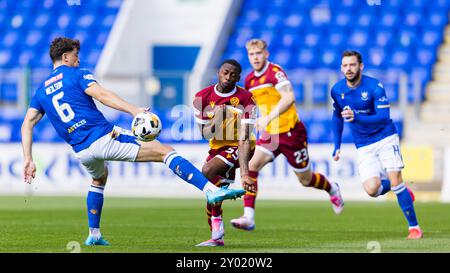 Perth, Schottland. 31. August 2024. Tawanda Maswanhise (55 – Motherwell) wird von Lewis Neilson (6 – St Johnstone) St Johnstone vs Motherwell (Scottish Premiership Credit: Raymond Davies / Alamy Live News) angehalten Stockfoto