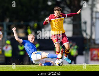 Perth, Schottland. 31. August 2024. Davor Zdravkovski (6 – Motherwell) reitet eine Schiebeherausforderung St Johnstone vs Motherwell – Scottish Premiership Credit: Raymond Davies / Alamy Live News Stockfoto