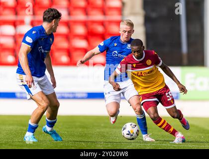 Perth, Schottland. 31. August 2024. Tawanda Maswanhise (55 - Motherwell) bricht am St Johnstone Mid Field vorbei, St Johnstone vs Motherwell - Scottish Premiership Credit: Raymond Davies / Alamy Live News Stockfoto