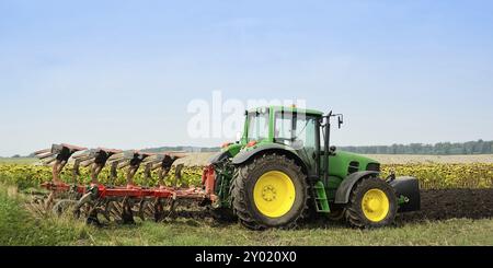 Traktor mit Pflug im Feld Stockfoto