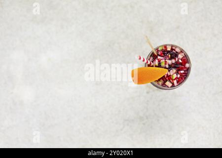 Glas eisgekühlten Sangria mit Erdbeere, Orange, Apfel und Zitrone auf dem Tisch. Close Up. Ansicht von oben Stockfoto