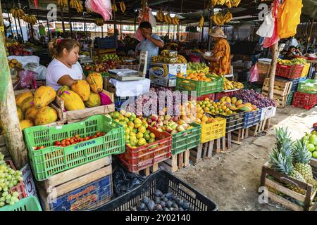 NAZCA, PERU, 25. JANUAR 2016 : Peruaner kaufen und verkaufen Früchte auf dem Markt in Nazca, Peru, Südamerika Stockfoto