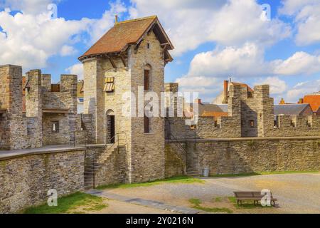 Innenansicht von Gravensteen oder Burg der Grafen in Gent, Belgien, vor wolkenblauem Himmel Stockfoto