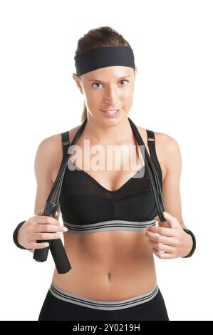 Frau mit einem Springseil von ihren Schultern kurz vor dem start, Ausarbeitung, isoliert auf weißem Hintergrund Stockfoto