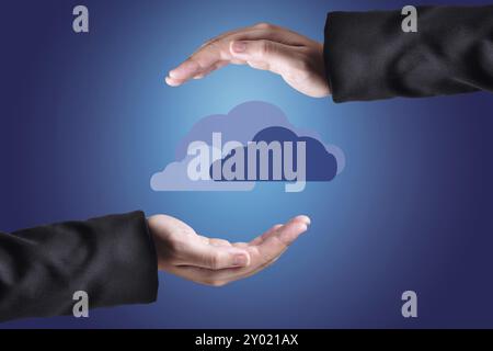 Hand mit Wolken darüber. Cloud-Computing-Konzept Stockfoto