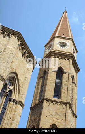 Detail der Kathedrale von Arezzo und ihres Glockenturms Stockfoto