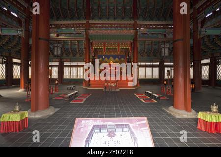 Das Innere des wunderschönen Thronsaals des Geyongbokgung Palastes, der ehemaligen königlichen Residenz, in Seoul, Südkorea, Asien Stockfoto